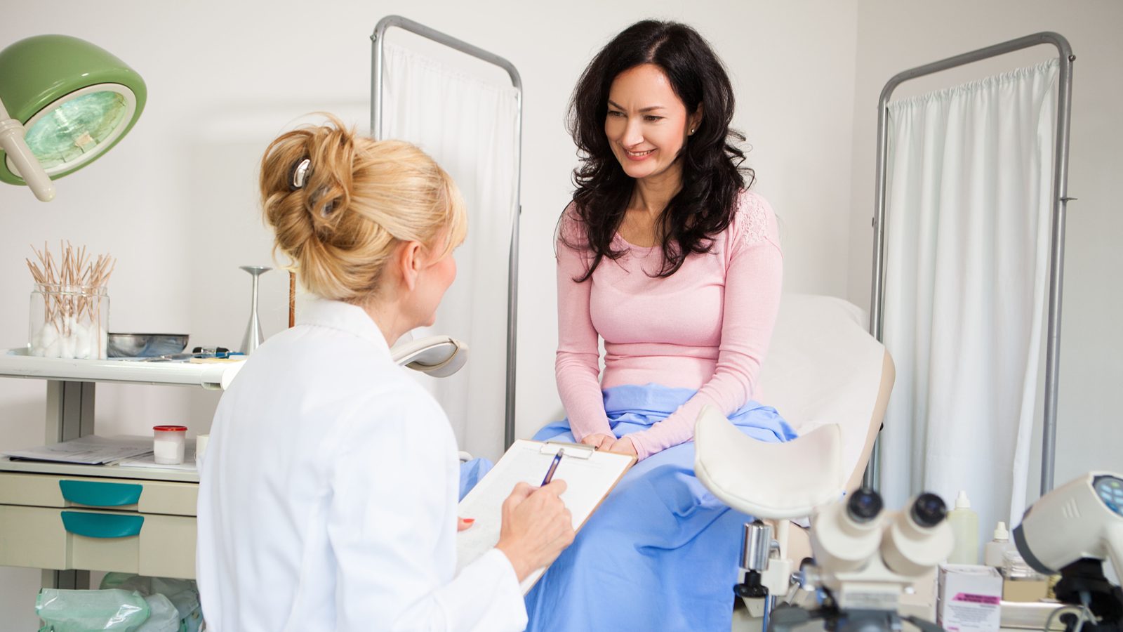 Patientin sucht Rat bei der Gynäkologin — Endometriose-Beratung