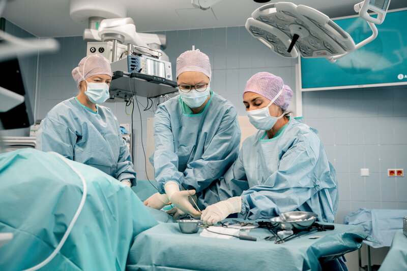 Dr. Zana Luci und Team im OP